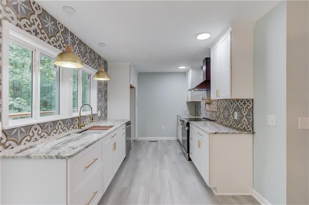 Image 4 of property listing at 5345 PILGRIM POINT Road, Cumming, GA 30041