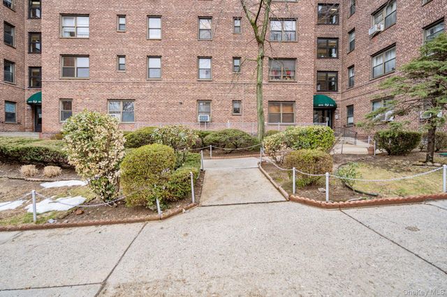 5221 65th Place 2J, Maspeth, NY 11378