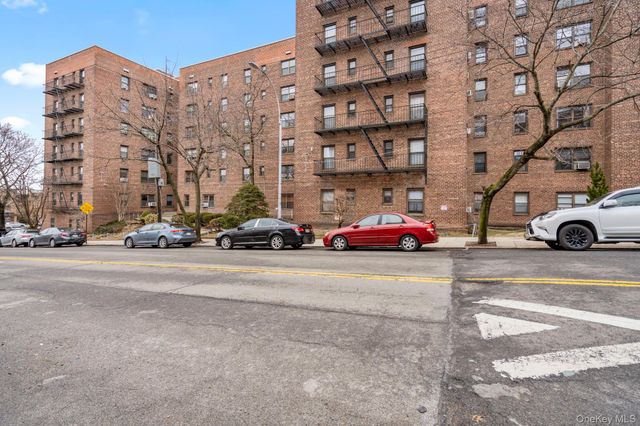 5221 65th Place 2J, Maspeth, NY 11378