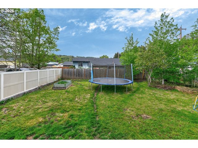 855 Ne YAMHILL St, Sheridan, OR 97378
