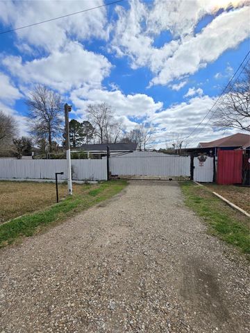 908 County Road 340, Cleveland, TX 77327