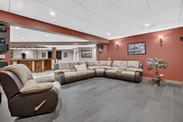 25118 W McMillin Drive, Channahon, IL 60410