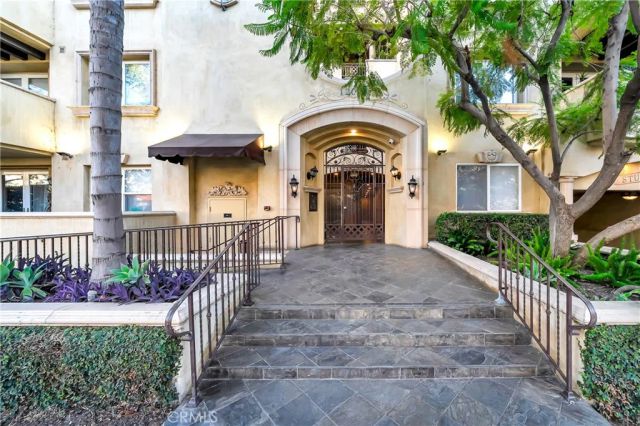 12044 Hoffman Street 303, Studio City, CA 91604