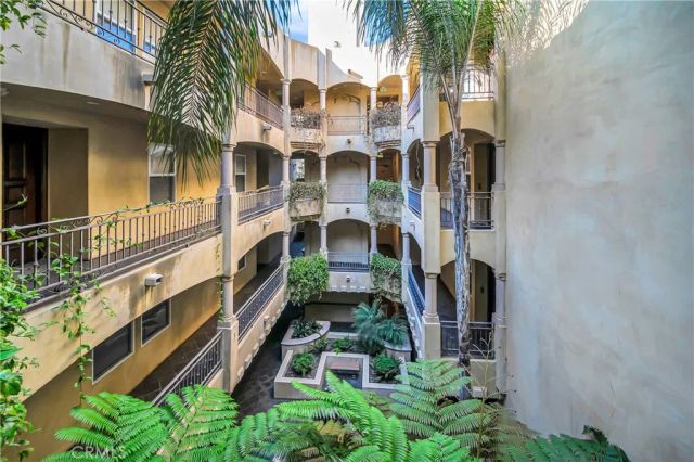 12044 Hoffman Street 303, Studio City, CA 91604