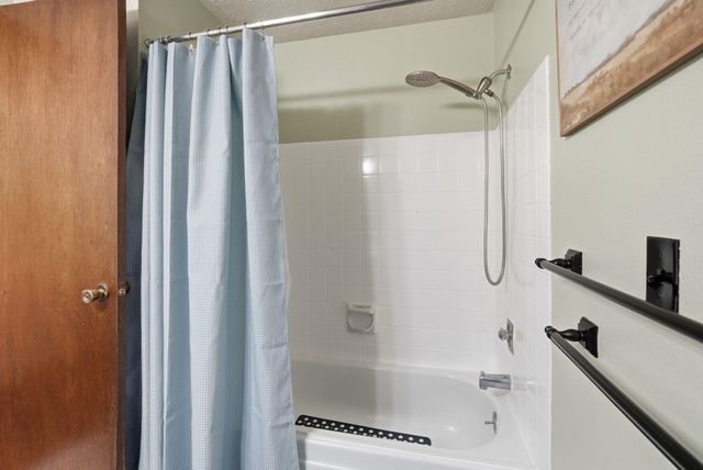 10215 N Woodridge Dr, Spokane, WA 99208