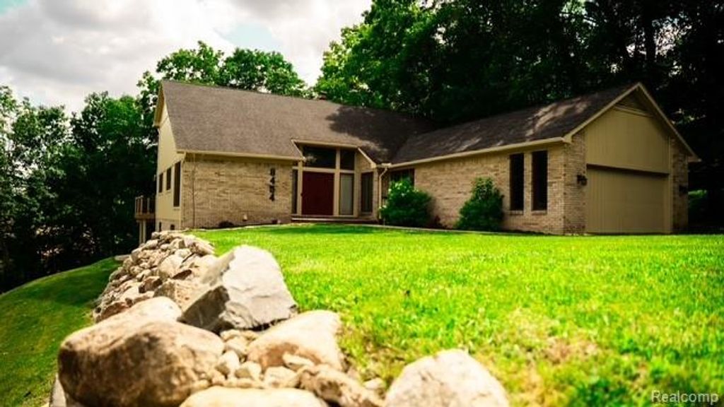 8454 Fawn Valley Drive, Independence Charter Township, MI 48348