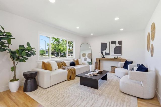 902 Camellia Way, San Jose, CA 95117