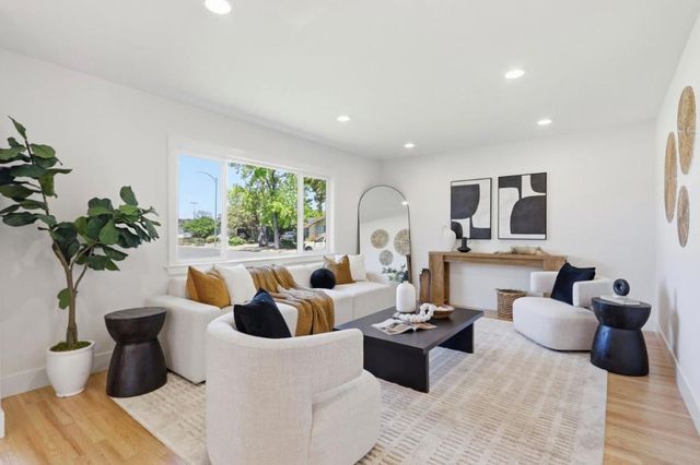 902 Camellia Way, San Jose, CA 95117