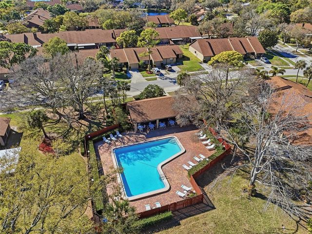 9942 LAKE SEMINOLE DRIVE W, Largo, FL 33773