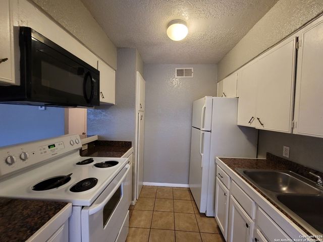 516 Gentleman Rd Apt 17, Balcones Heights, TX 78201