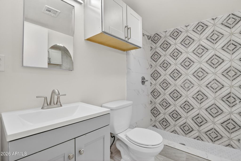 Image 24 of property listing at 2925 N 38TH Street, Phoenix, AZ 85018