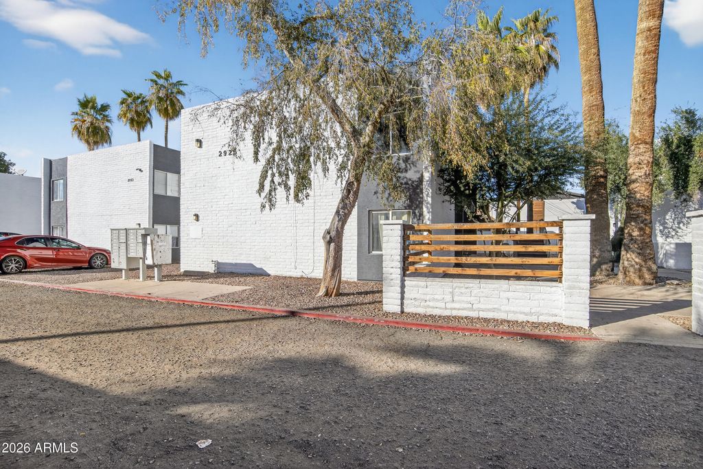 Image 4 of property listing at 2925 N 38TH Street, Phoenix, AZ 85018