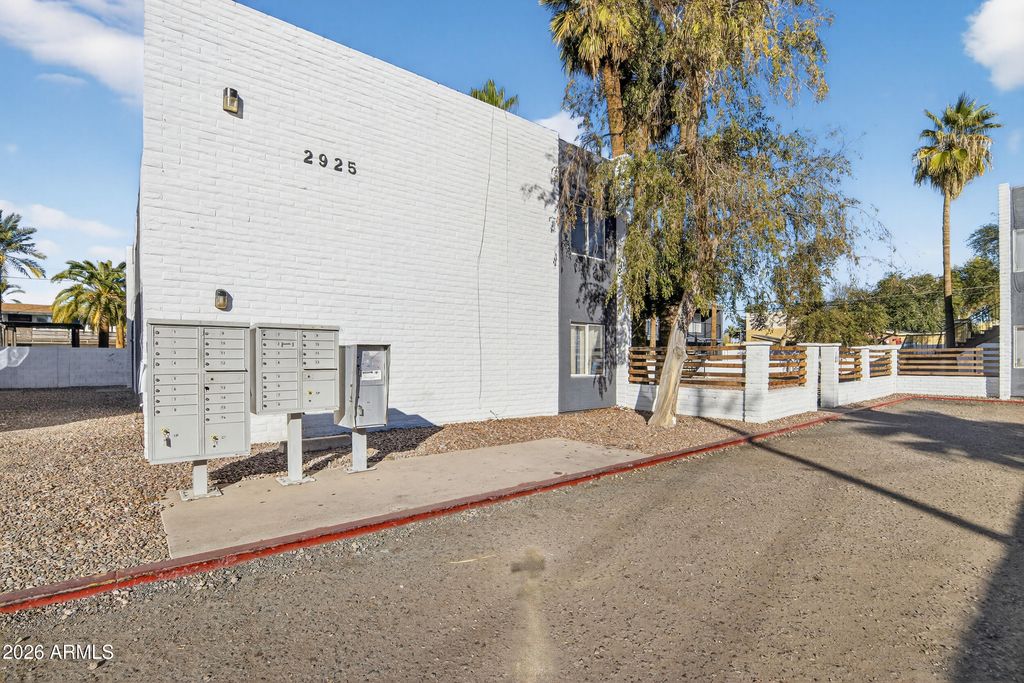 Image 6 of property listing at 2925 N 38TH Street, Phoenix, AZ 85018