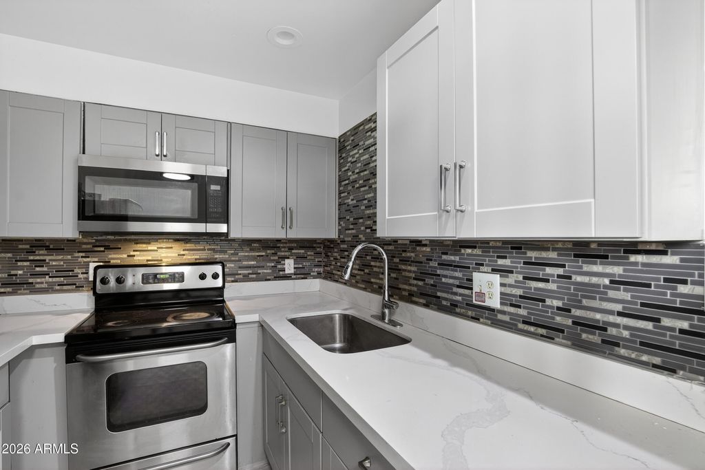 Image 9 of property listing at 2925 N 38TH Street, Phoenix, AZ 85018