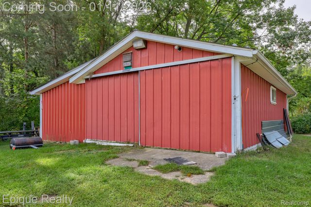 1422 E Barnes Lake Road, Deerfield Township, MI 48421