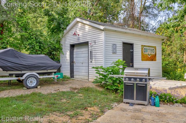 1422 E Barnes Lake Road, Deerfield Township, MI 48421