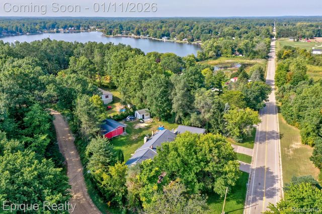1422 E Barnes Lake Road, Deerfield Township, MI 48421