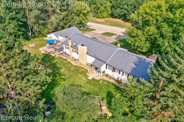 1422 E Barnes Lake Road, Deerfield Township, MI 48421