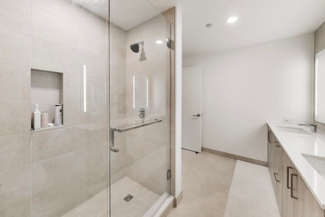 211 N Harbor Drive 403, Chicago, IL 60601