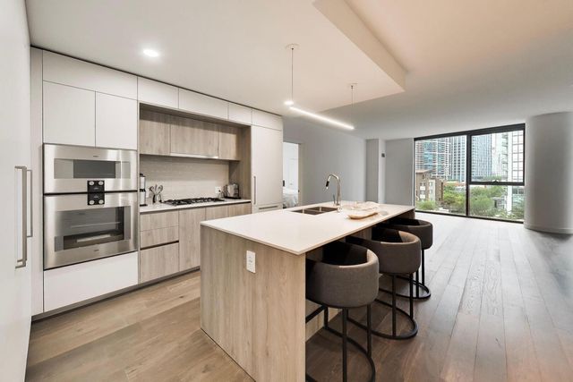211 N Harbor Drive 403, Chicago, IL 60601