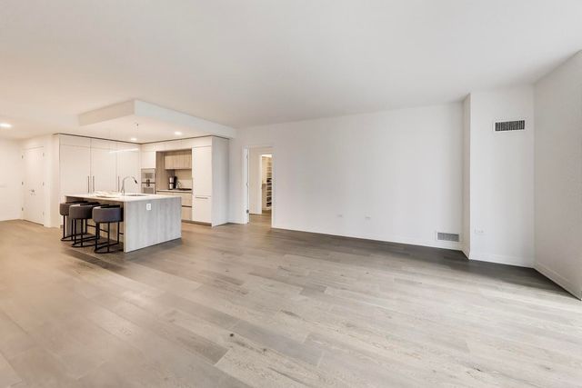 211 N Harbor Drive 403, Chicago, IL 60601