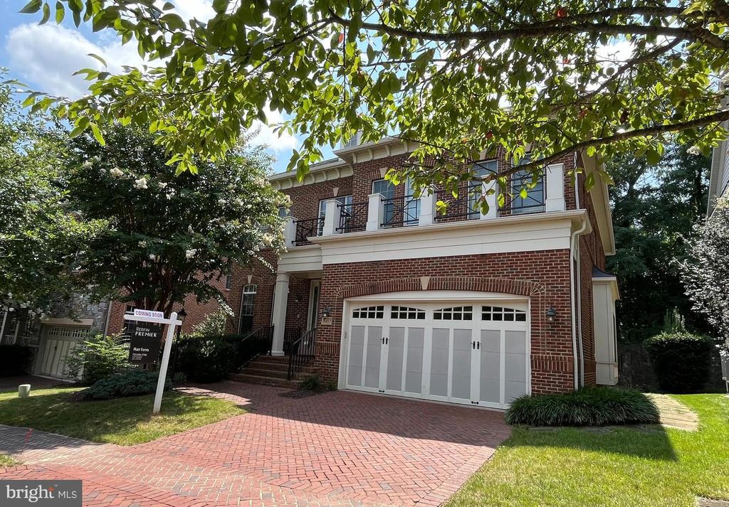 6817 STOCKWELL MANOR DR, Falls Church, VA 22043