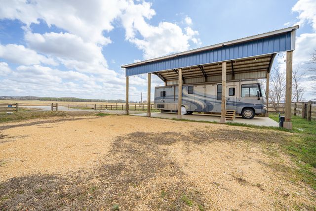 2117 Hardin Bottom River Rd, Clifton, TN 38425