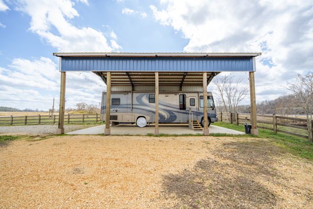 2117 Hardin Bottom River Rd, Clifton, TN 38425