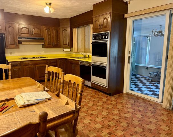 7 Fallon Dr, Westport, MA 02790