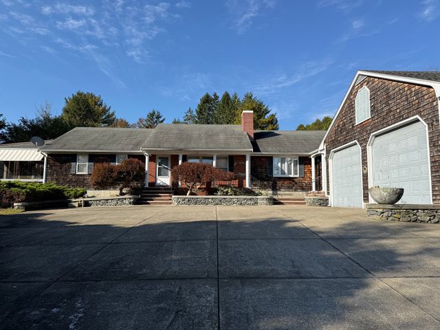 7 Fallon Dr, Westport, MA 02790