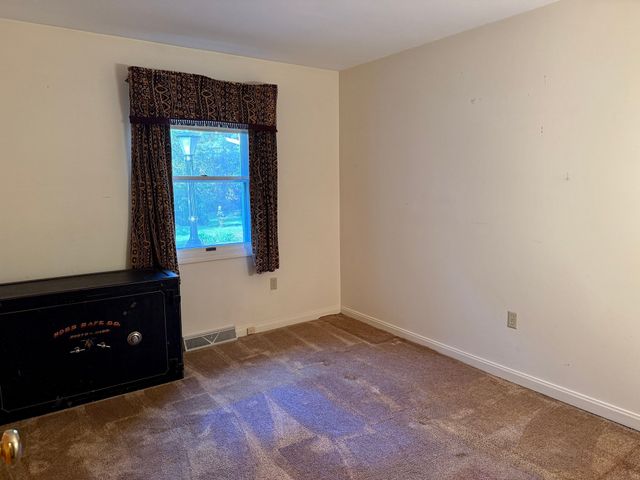 7 Fallon Dr, Westport, MA 02790