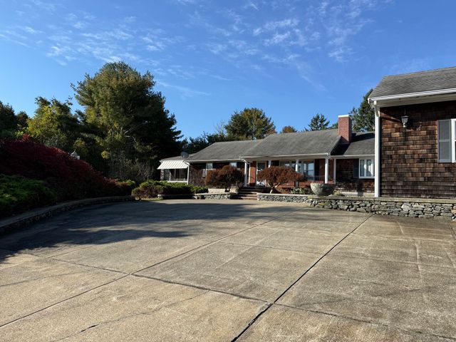 7 Fallon Dr, Westport, MA 02790