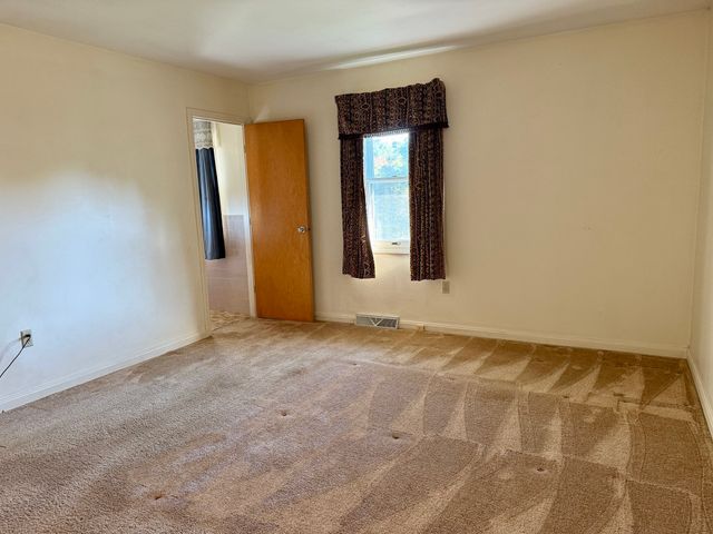 7 Fallon Dr, Westport, MA 02790