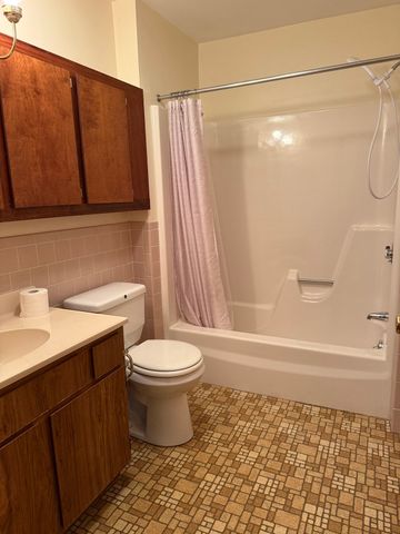 7 Fallon Dr, Westport, MA 02790