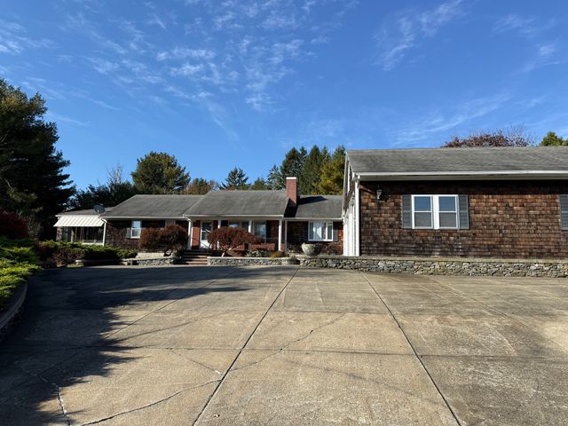 7 Fallon Dr, Westport, MA 02790