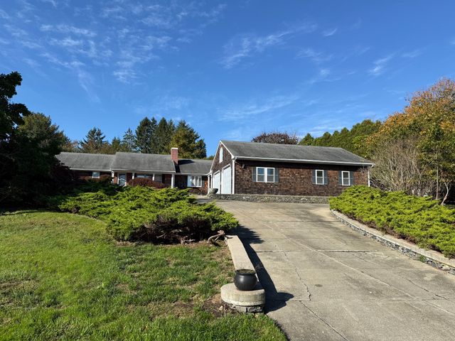 7 Fallon Dr, Westport, MA 02790
