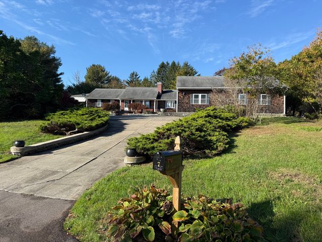 7 Fallon Dr, Westport, MA 02790