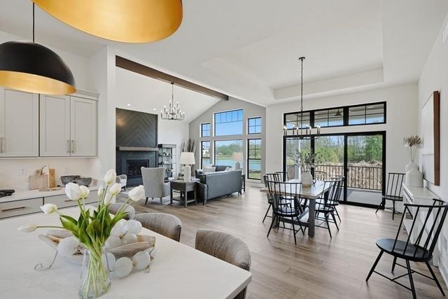 9401 W Huntington DRIVE, Mequon, WI 53097