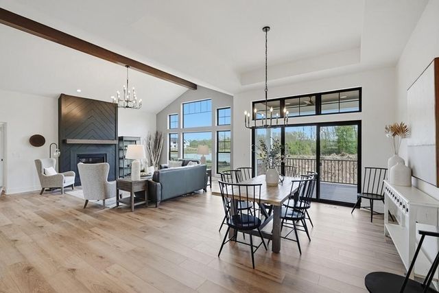 9401 W Huntington DRIVE, Mequon, WI 53097