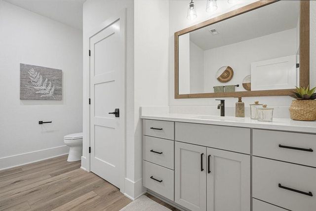 9401 W Huntington DRIVE, Mequon, WI 53097