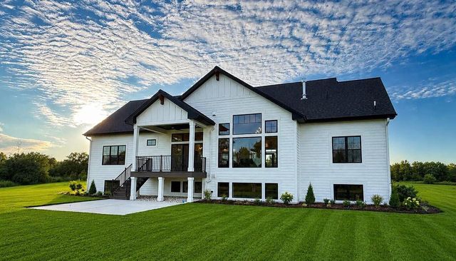9401 W Huntington DRIVE, Mequon, WI 53097
