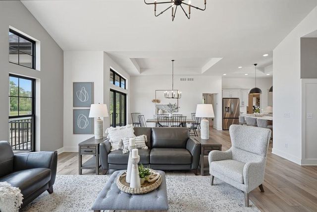 9401 W Huntington DRIVE, Mequon, WI 53097