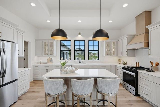 9401 W Huntington DRIVE, Mequon, WI 53097