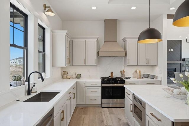 9401 W Huntington DRIVE, Mequon, WI 53097