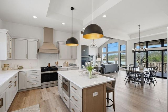 9401 W Huntington DRIVE, Mequon, WI 53097