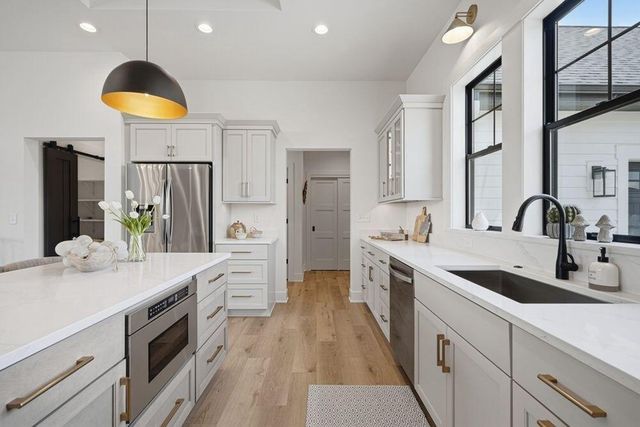 9401 W Huntington DRIVE, Mequon, WI 53097
