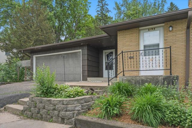 6193 49th Street N, Oakdale, MN 55128