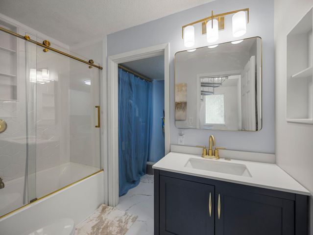 5527 E Bavarian Pass, Fridley, MN 55432