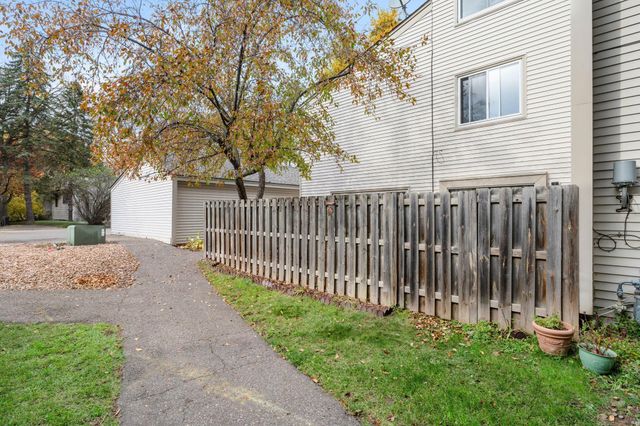 5527 E Bavarian Pass, Fridley, MN 55432