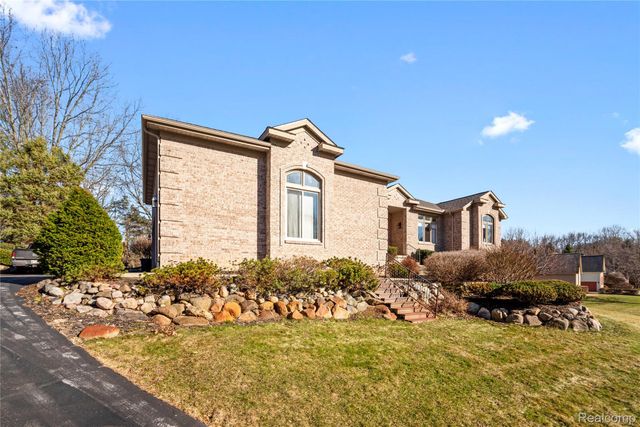 9833 Rolling Greens Drive, Hamburg Township, MI 48169